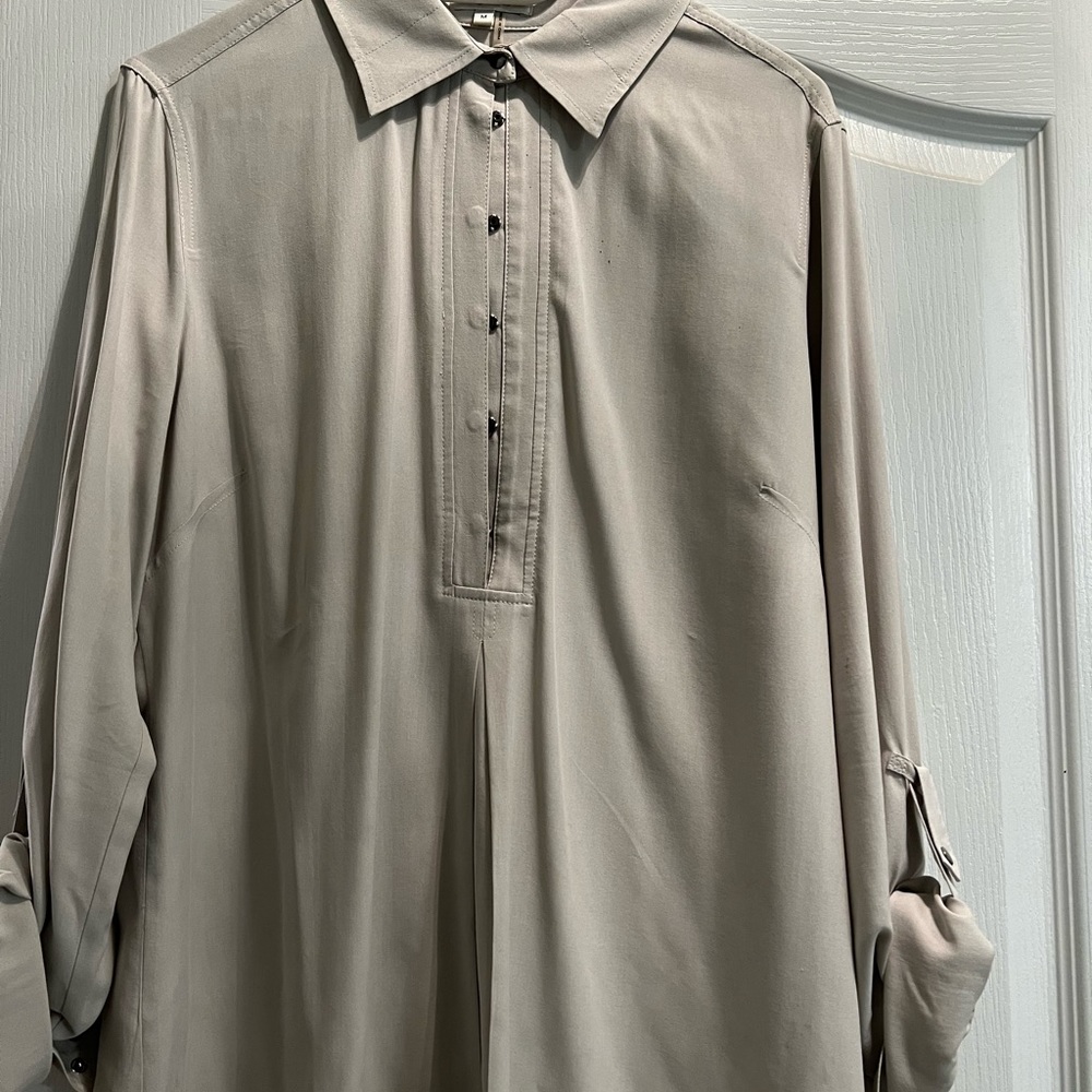 Beautiful long Tyler Boe top. Looks great with leggings and tennis shoes.